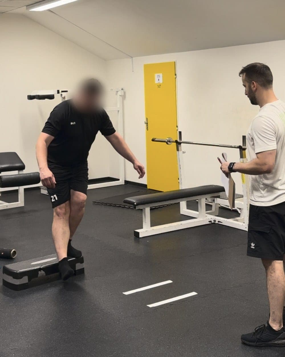 Kontrola kolene při sestupu ze schodu